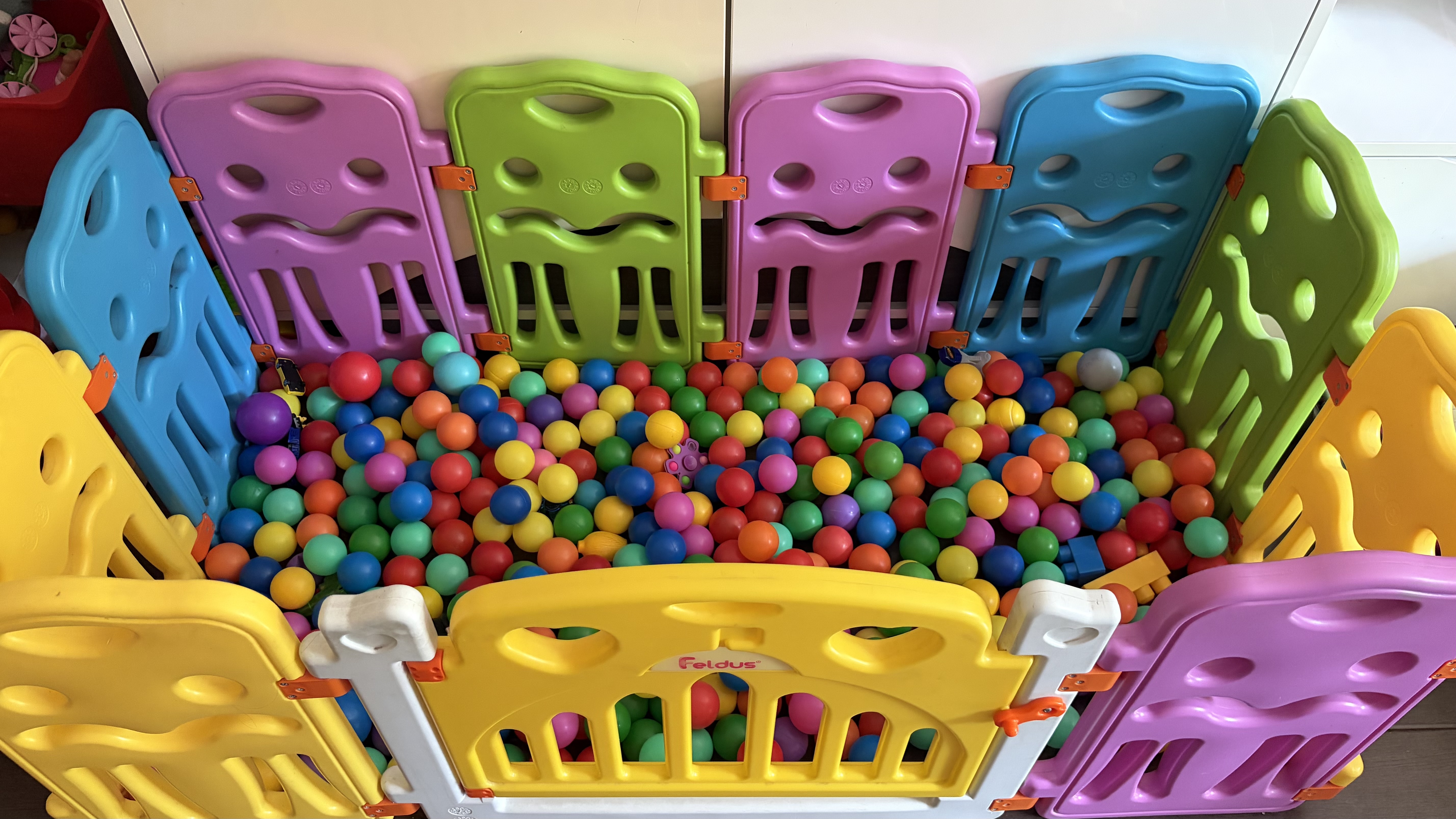 Buntes Bällebad zum Spielen und Toben