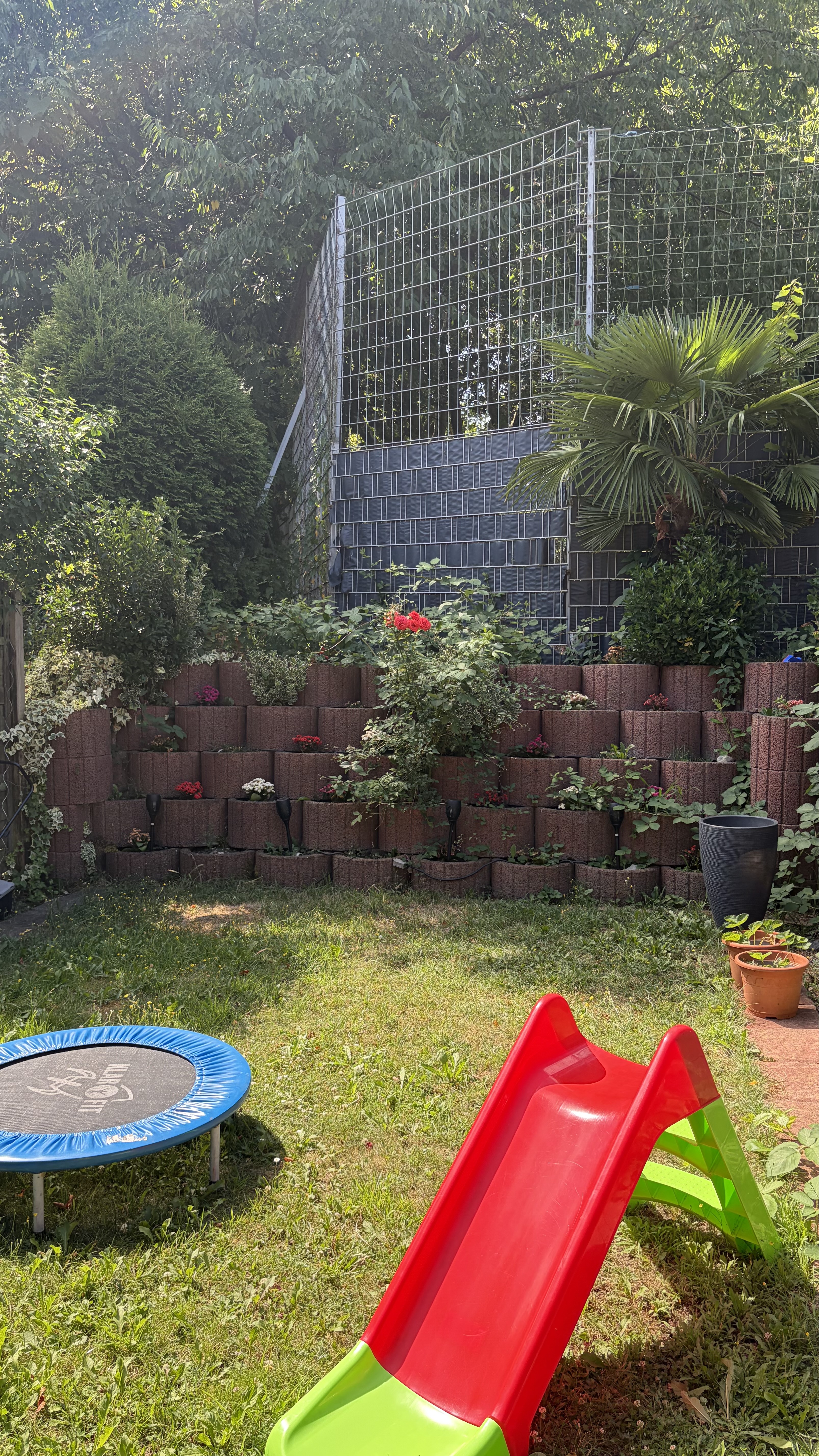 Unser Garten mit Rutsche und Trampolin zum Spielen und Toben